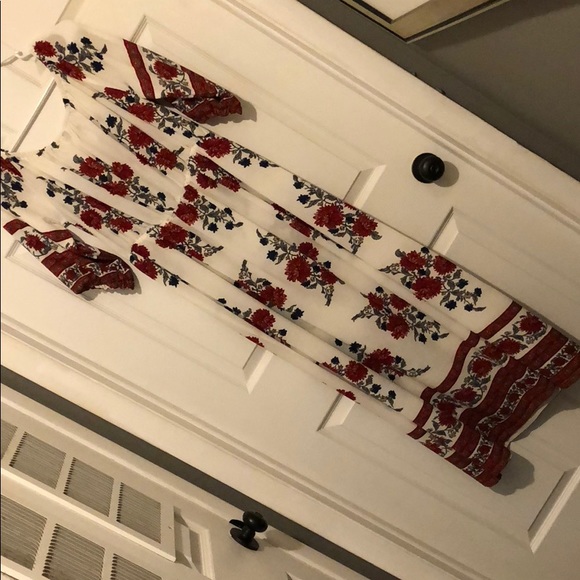 White sundress w red and navy blue flower pattern - Picture 3 of 8